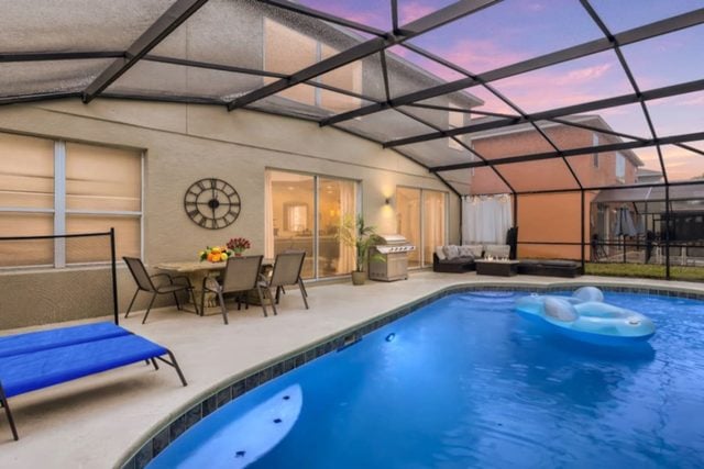 Heroes & Wizards Villa, Covered pool and patio deck with lounge chairs