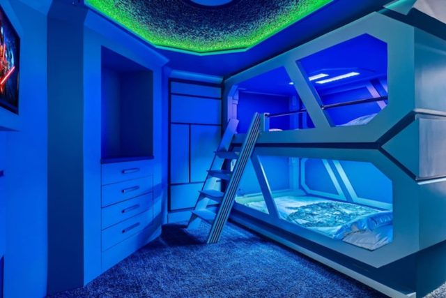 Heroes & Wizards Villa, Star Wars themed room with two full sized bed bunk and TV