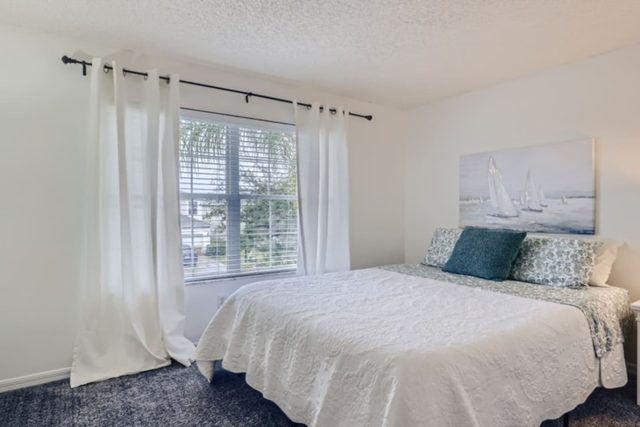 Heroes & Wizards Villa, Queen bed room with flat screen TV