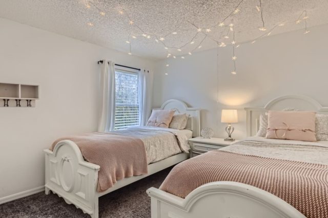 Heroes & Wizards Villa, Two twin single beds bedroom