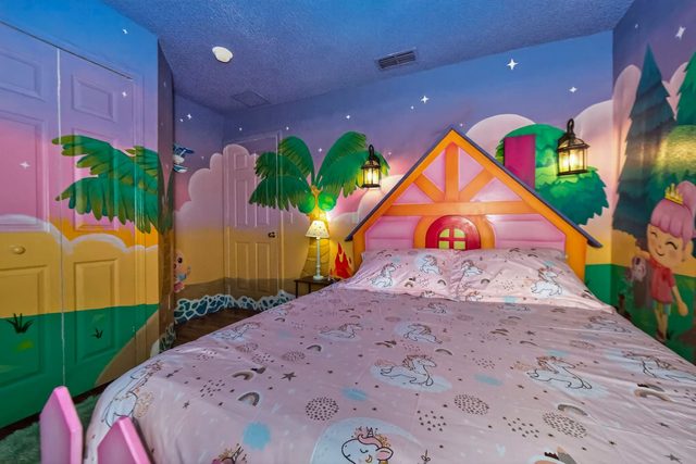 Wonderlands & Wizards Villa, The Animal Crossing Room with Queen Size Bed (Shared bathroom)