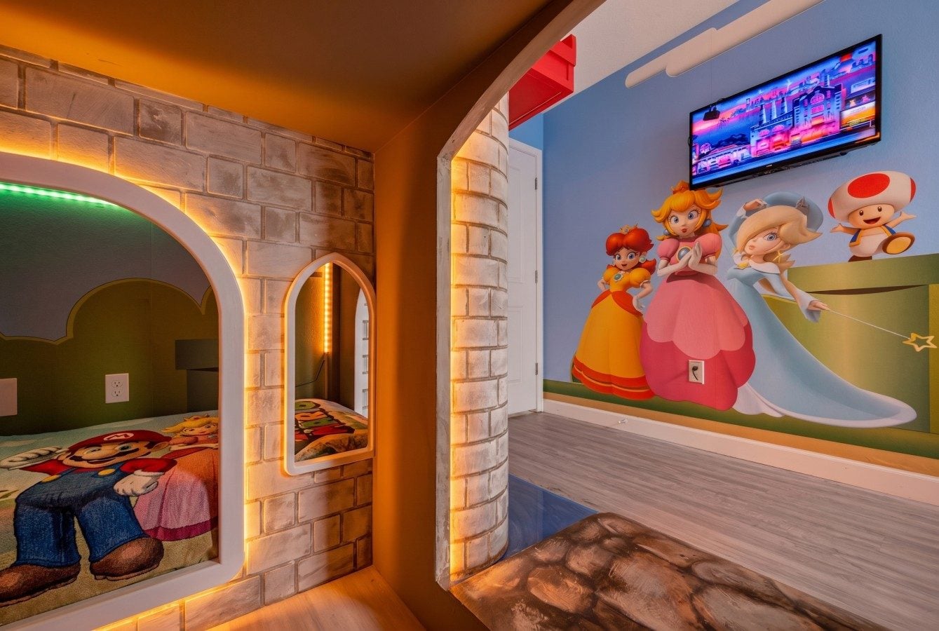 Um quarto de castelo com beliches com torres e murais pintados à mão