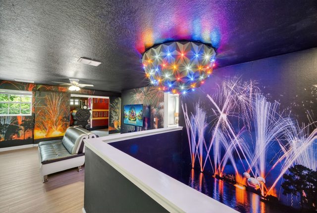 The Magic Kingdom, Hogwarts Train Lounge
