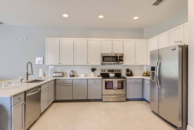The Marvel Mansion, Fully equiped kitchen with eat in kitichen table and bar that seats four 2
