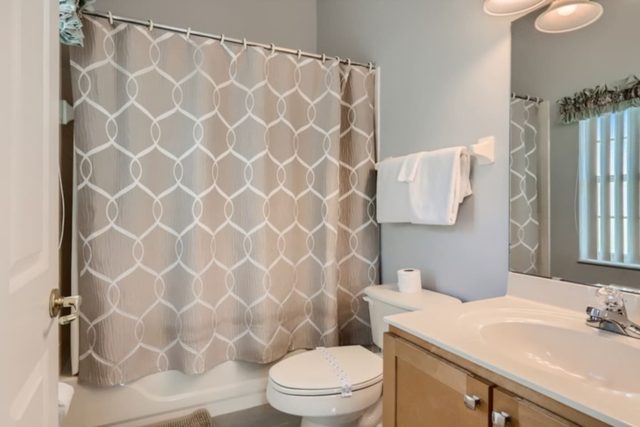 The Marvel Mansion, Full bathroom