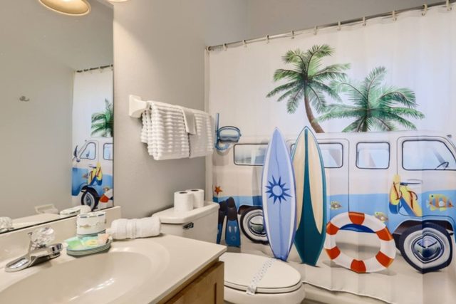 The Marvel Mansion, Full bathroom
