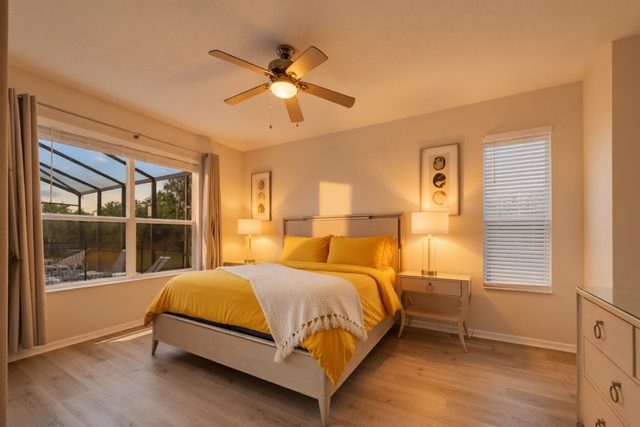 The Playtime Universe, La Isla King Bedroom Yellow