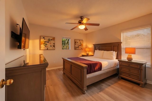 The Playtime Universe, La Isla King Bedroom Wood